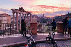 Rome: Sunrise E-Bike Tour + Italian Breakfast